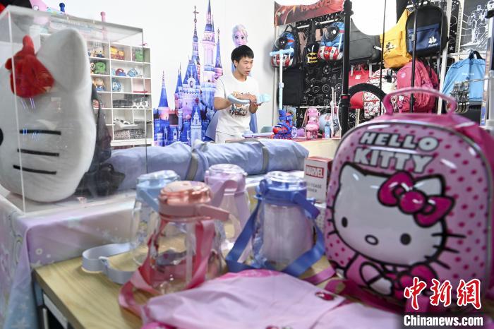 葉偉倫公司員工通過網(wǎng)絡(luò)直播方式銷售產(chǎn)品?！￡愺K旻 攝