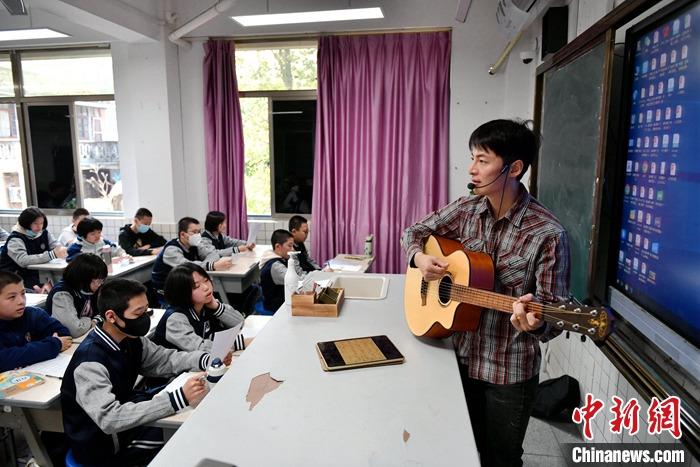 圖為3月16日，張家豪在福建福州延安中學教學。 <a target='_blank' href='/'><p  align=