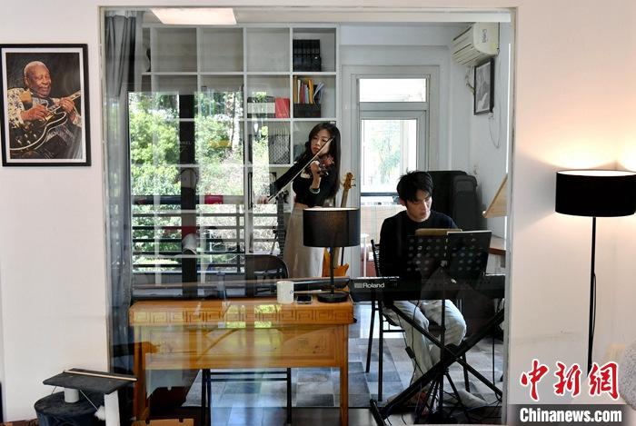 圖為3月10日，林佳臻(左)與張家豪在福建福州租的套房內排練。 <a target='_blank' href='/'><p  align=