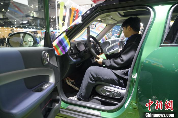 圖為觀眾在展會試駕車輛?！⑿?攝