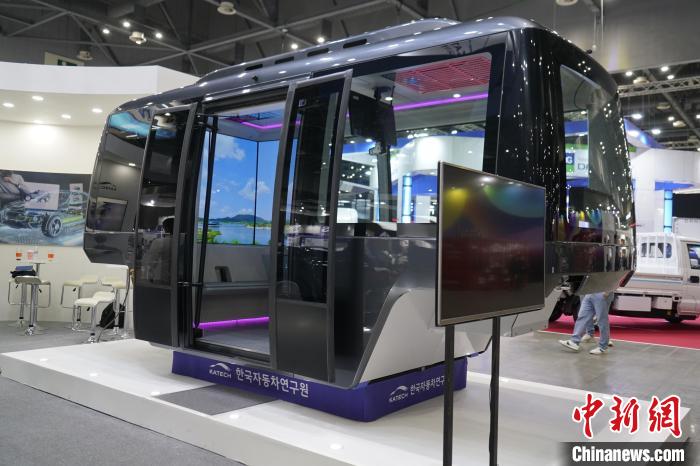 圖為展會上展示的無人駕駛移動出行工具?！⑿?攝