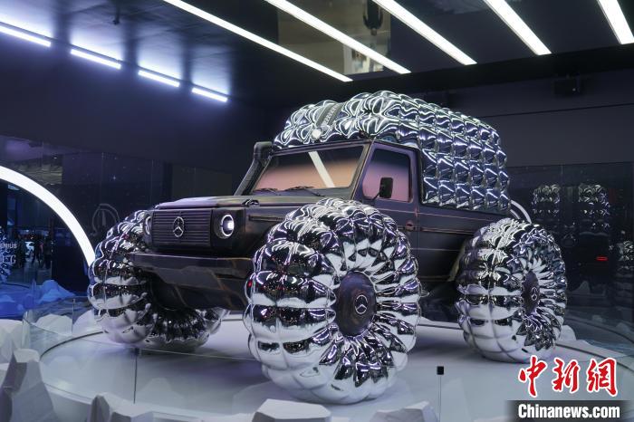 圖為梅賽德斯-奔馳和時尚品牌盟可睞(Moncler)共同設計的“Project MONDO G”。　劉旭 攝