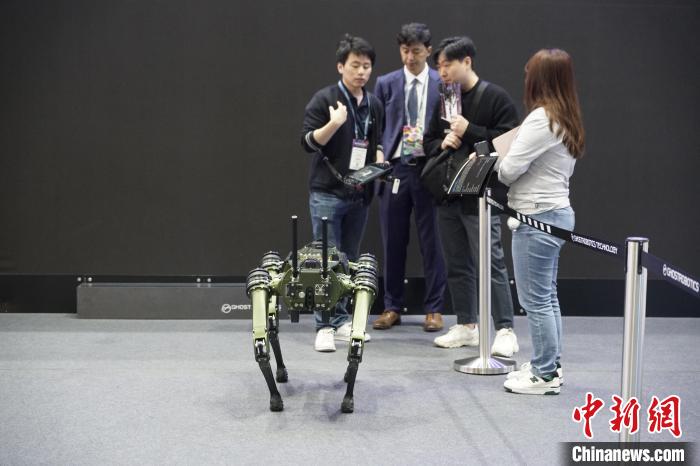 圖為觀眾在展會參觀機器人。　劉旭 攝