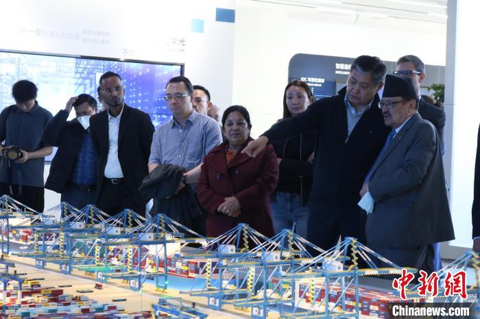 駐華使節(jié)和外交官參訪北部灣港智慧港口創(chuàng)新中心?！￡惽锵?攝