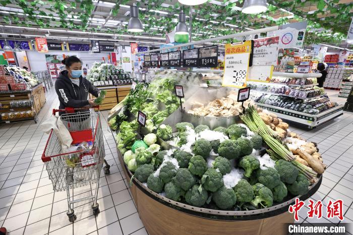 30年間，購物方式從“手推車”到“一鍵購”，美特好見證著山西超市經(jīng)濟(jì)的變遷。　張?jiān)?攝