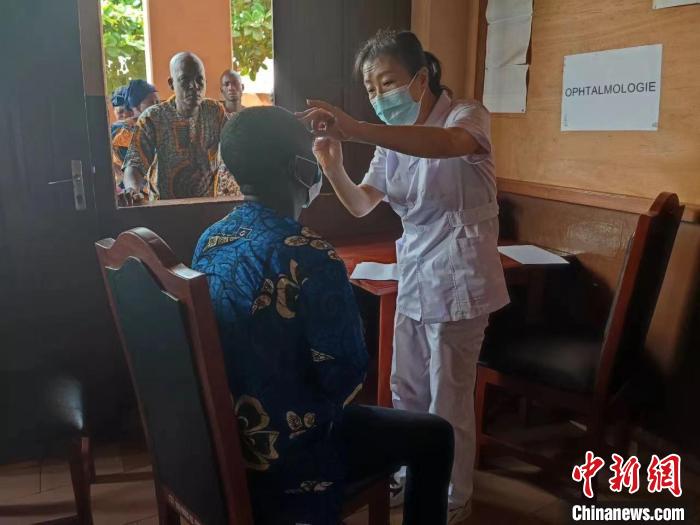 義診現(xiàn)場?！≈袊?寧夏)第26批援貝寧醫(yī)療隊 供圖