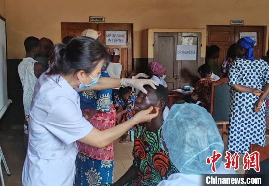 義診現(xiàn)場?！≈袊?寧夏)第26批援貝寧醫(yī)療隊 供圖