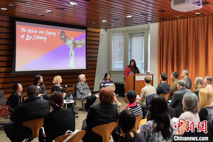 4月11日，紐約市立大學(xué)麥考利榮譽(yù)學(xué)院院長達(dá)拉·伯恩主持劉士銘雕塑作品《想飛的人》收藏揭幕儀式?！⑹裤懰囆g(shù)基金會 供圖