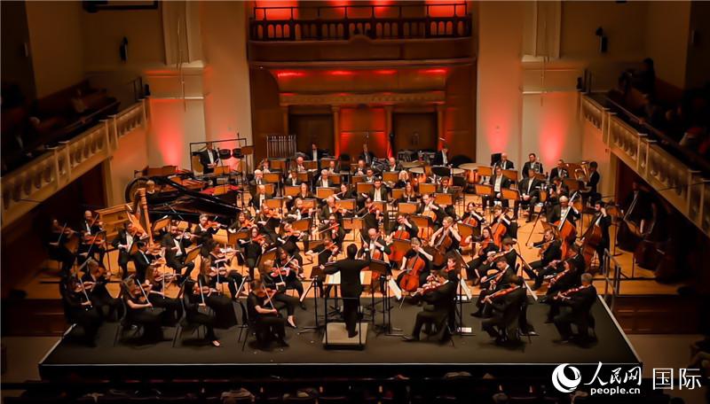“東西之間”交響音樂會在倫敦舉辦。人民網(wǎng) 郭錦標(biāo)攝