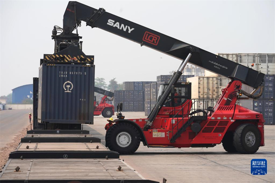 4月15日，老中鐵路有限公司的工人在老撾萬象南站裝載貨物。萬象南站是中老鐵路老撾段主要貨運(yùn)站，靠近老撾與泰國邊境。因其獨(dú)特的地理位置和物流轉(zhuǎn)運(yùn)配送區(qū)位優(yōu)勢，萬象南站成為中老泰等國貨物中轉(zhuǎn)的“旱碼頭”。新華社記者 邢廣利 攝