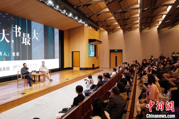 講壇活動現(xiàn)場。　張煜歡 攝