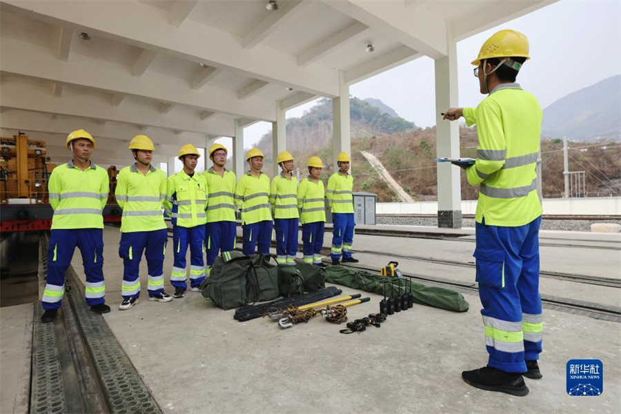 4月17日，瑯勃拉邦維保管理中心的工人在老撾瑯勃拉邦站附近進行接觸網(wǎng)維修保養(yǎng)演練?，槻罹S保管理中心由中國鐵路昆明局集團公司普洱基礎(chǔ)設(shè)施段按異地車間管理，根據(jù)昆明鐵路局與老中鐵路有限公司簽訂的中老鐵路固定設(shè)備維管合同，負責(zé)老撾境內(nèi)磨丁至萬象南段工務(wù)、供電、信號等固定設(shè)備養(yǎng)護維修及管理工作。新華社記者 邢廣利 攝