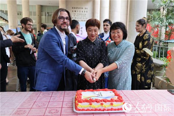 活動現(xiàn)場，田敏總領(lǐng)事與里約天主教大學(xué)孔子學(xué)院中外方院長共同切蛋糕祝賀中文日活動成功舉辦。人民網(wǎng)記者時元皓 攝
