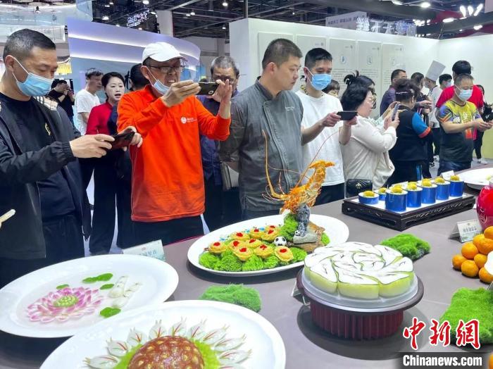 游客對(duì)展品充滿興趣?！⊥糨W文 攝