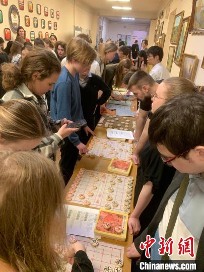 4月21日，莫斯科國(guó)立語(yǔ)言大學(xué)孔子學(xué)院附屬中學(xué)舉辦“國(guó)際中文日”活動(dòng)，學(xué)生們學(xué)習(xí)中國(guó)象棋?！∧箍茋?guó)立語(yǔ)言大學(xué)孔子學(xué)院 供圖