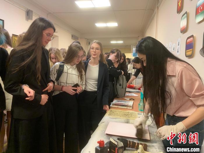 4月21日，莫斯科國(guó)立語(yǔ)言大學(xué)孔子學(xué)院附屬中學(xué)舉辦“國(guó)際中文日”活動(dòng)，學(xué)生們體驗(yàn)雕版印刷?！∧箍茋?guó)立語(yǔ)言大學(xué)孔子學(xué)院 供圖