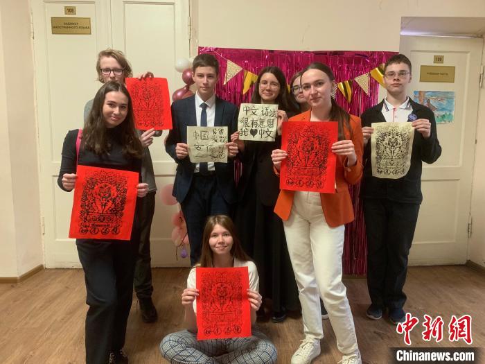 4月21日，莫斯科國(guó)立語(yǔ)言大學(xué)孔子學(xué)院附屬中學(xué)舉辦“國(guó)際中文日”活動(dòng)，學(xué)生們展示自己的學(xué)習(xí)成果。　莫斯科國(guó)立語(yǔ)言大學(xué)孔子學(xué)院 供圖