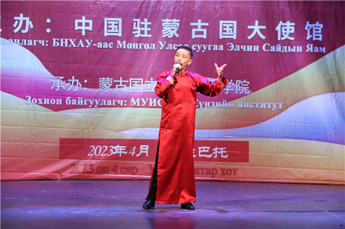 一等獎選手賀希格中學(xué)的包勒爾德表演貫口《玲瓏塔》。蒙古國立大學(xué)孔子學(xué)院供圖