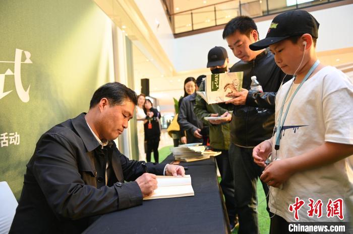 薛濤進(jìn)行圖書簽售?！∮诤Ｑ?攝