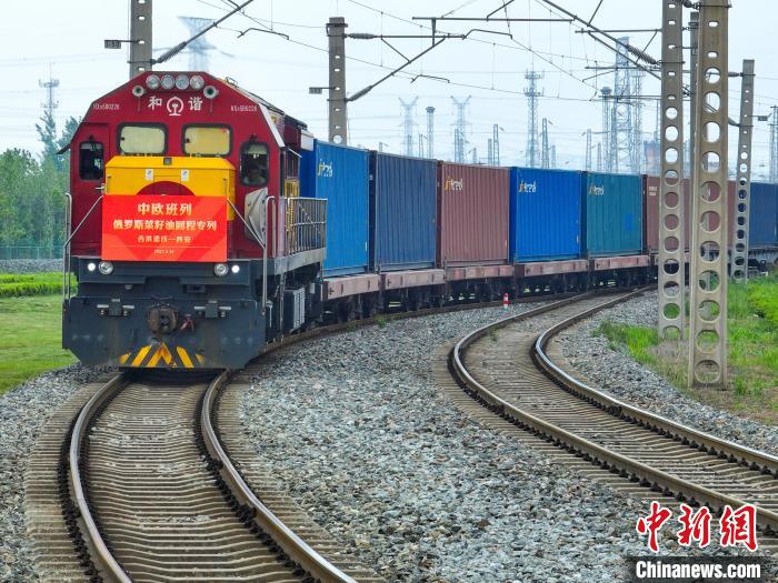 中歐班列長安號俄羅斯菜籽油回程石羊集團專列順利抵達(dá)西安國際港站?！∥靼矅H港務(wù)區(qū)供圖