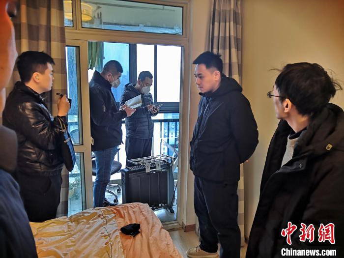 丹東市公安局民警抓捕犯罪嫌疑人，在其家中進行搜查?！〉|市公安局供圖