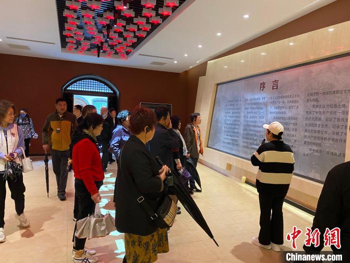 中共中央統(tǒng)戰(zhàn)部舊址里參觀者絡繹不絕?！±顣詡?攝