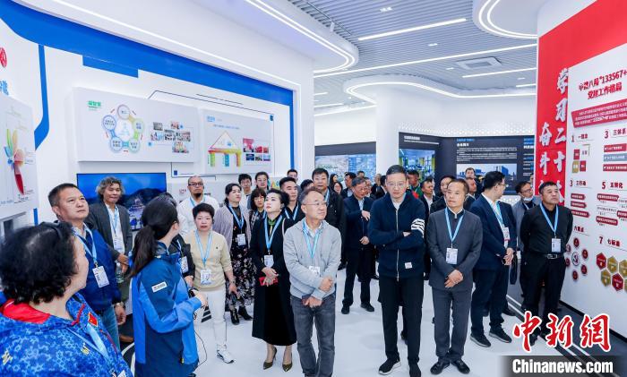 僑商、僑胞們考察金漪湖科創(chuàng)智造平臺重大基礎設施項目?！≈鬓k方供圖