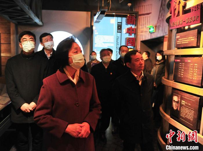 臺(tái)盟中央主席蘇輝近日率調(diào)研組赴吉林開(kāi)展重點(diǎn)考察調(diào)研。圖為在長(zhǎng)影舊址博物館考察吉林特色文化產(chǎn)業(yè)發(fā)展?！「啐埌?攝