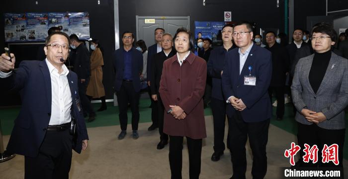 臺(tái)盟中央主席蘇輝近日率調(diào)研組赴吉林、遼寧開(kāi)展重點(diǎn)考察調(diào)研。圖為在中航工業(yè)沈陽(yáng)飛機(jī)設(shè)計(jì)研究所調(diào)研?！∨_(tái)盟中央供圖