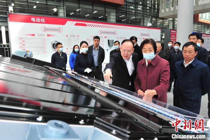 臺(tái)盟中央主席蘇輝近日率調(diào)研組赴吉林開(kāi)展重點(diǎn)考察調(diào)研。圖為在中國(guó)第一汽車集團(tuán)有限公司調(diào)研?！「啐埌?攝