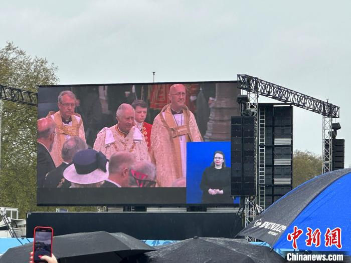 當(dāng)?shù)貢r(shí)間5月6日，英國(guó)國(guó)王查爾斯三世的加冕儀式舉行。民眾雨中觀看儀式?！W陽(yáng)開(kāi)宇 攝