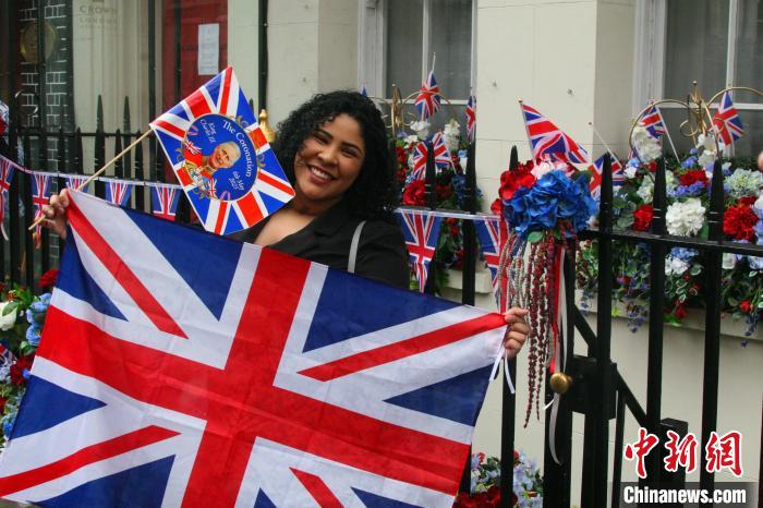 當(dāng)?shù)貢r(shí)間5月6日，英國(guó)國(guó)王查爾斯三世的加冕儀式舉行。圖為前往觀禮區(qū)的民眾?！埰?攝