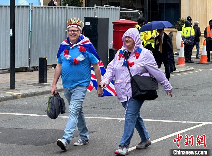 當(dāng)?shù)貢r(shí)間5月6日，英國(guó)國(guó)王查爾斯三世的加冕儀式舉行。圖為前往觀禮區(qū)的民眾。　歐陽(yáng)開(kāi)宇 攝