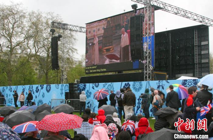 當(dāng)?shù)貢r(shí)間5月6日，英國(guó)國(guó)王查爾斯三世的加冕儀式舉行。民眾雨中觀看儀式。　歐陽(yáng)開(kāi)宇 攝