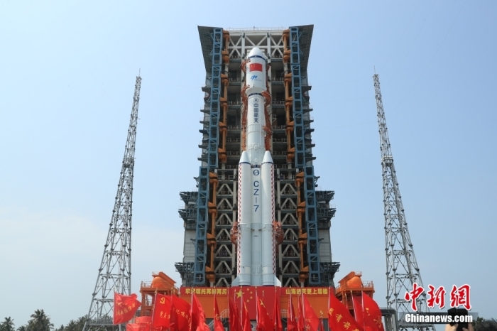 圖為轉(zhuǎn)運(yùn)現(xiàn)場(chǎng)。攝影 邱立軍 黃國(guó)暢