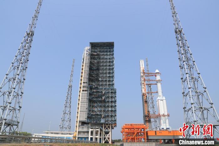北京時(shí)間5月7日，天舟六號(hào)貨運(yùn)飛船與長(zhǎng)征七號(hào)遙七運(yùn)載火箭組合體垂直轉(zhuǎn)運(yùn)至發(fā)射區(qū)?！∏窳④?黃國(guó)暢 攝