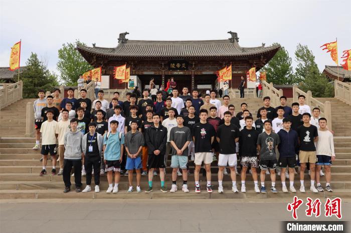 比賽結(jié)束后，兩岸學(xué)生參訪高平炎帝陵?！≈鬓k方供圖