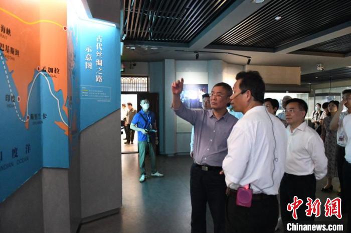 圖為蔡達(dá)峰一行在合浦漢代文化博物館考察?！×趾?攝