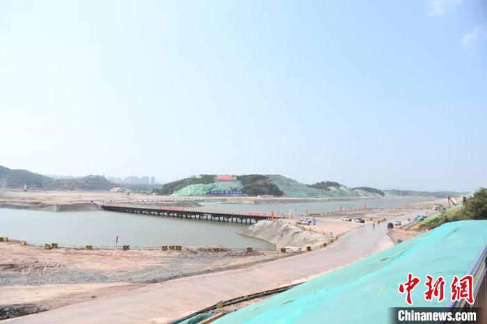 圖為平陸運(yùn)河青年樞紐工程項(xiàng)目現(xiàn)場?！×趾?攝