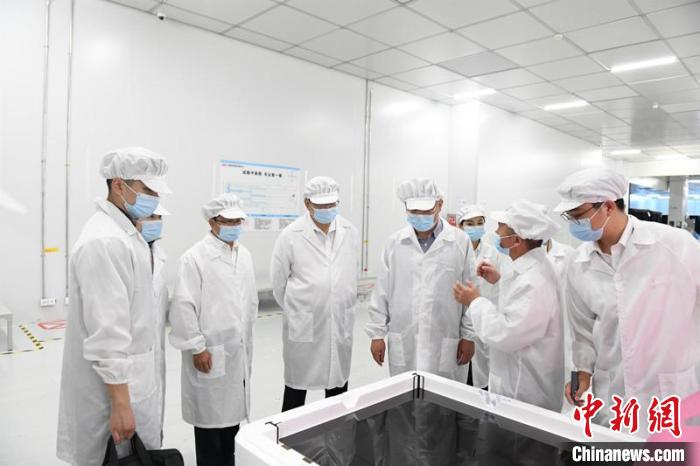 圖為蔡達(dá)峰一行在惠科電子(北海)科技產(chǎn)業(yè)園調(diào)研?！×趾?攝