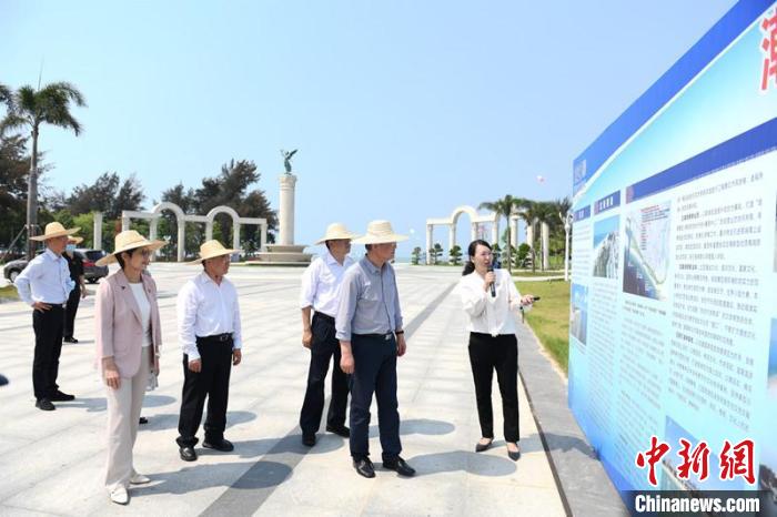 圖為蔡達(dá)峰一行了解北海銀灘景區(qū)改造提升工程情況?！×趾?攝