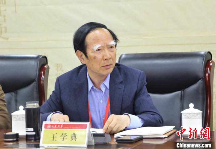 山東大學(xué)儒學(xué)高等研究院執(zhí)行院長(zhǎng)、《文史哲》雜志主編王學(xué)典主持首場(chǎng)主題發(fā)言?！≮w曉 攝