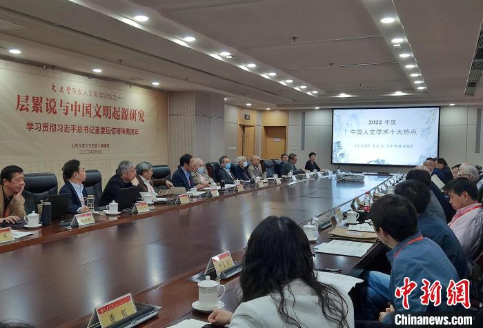 2022年度“中國(guó)人文學(xué)術(shù)十大熱點(diǎn)”在現(xiàn)場(chǎng)發(fā)布?！≮w曉 攝