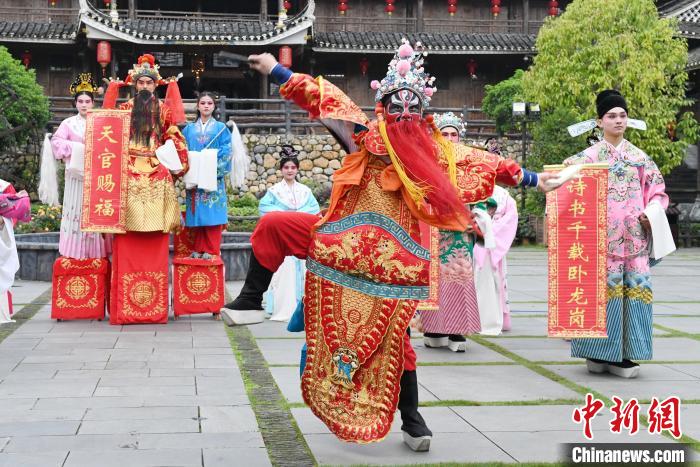 “00后”戲曲演員在楓香瑤寨表演溆浦辰河目連戲。　楊華峰 攝