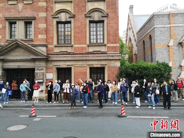 新階層人士走讀“外灘源”?！》队畋?攝