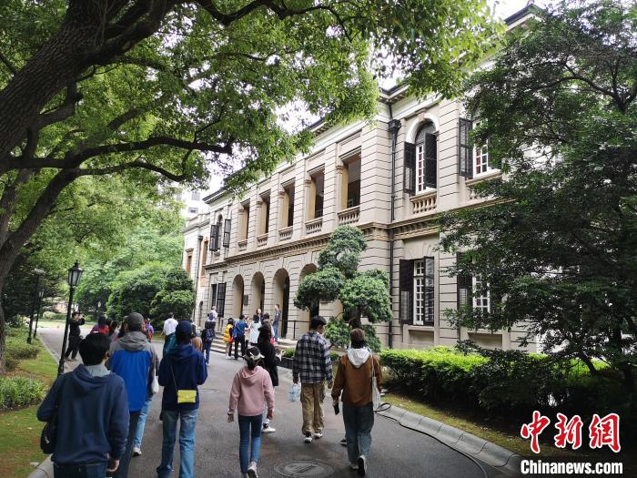 新階層人士參觀英國駐滬領(lǐng)事館。　范宇斌 攝