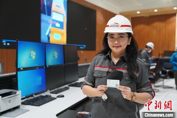 5月8日，客票系統(tǒng)負(fù)責(zé)人展示樣票。趙玅圓 攝