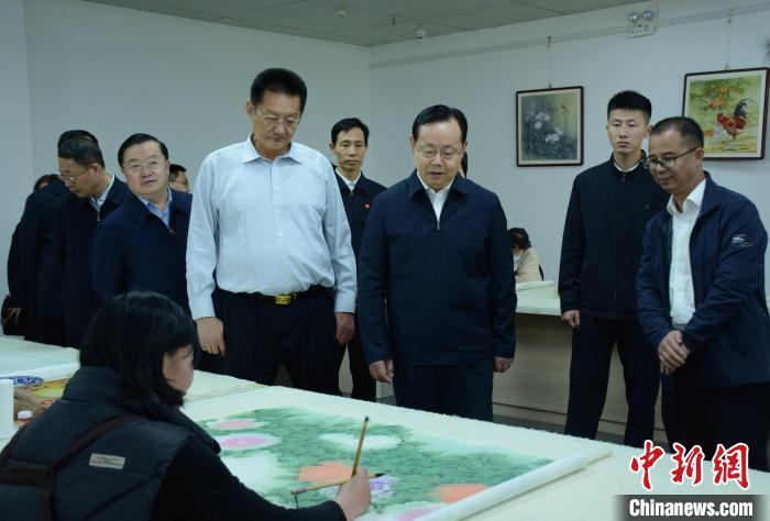 致公黨中央主席蔣作君近日率調(diào)研組赴山東開(kāi)展重點(diǎn)考察調(diào)研。圖為在菏澤市巨野縣書(shū)畫(huà)院調(diào)研。　呂妍 攝