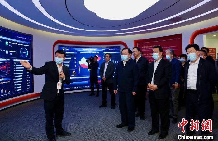 致公黨中央主席蔣作君率調(diào)研組赴天津開(kāi)展重點(diǎn)考察調(diào)研。圖為在云賬戶共享經(jīng)濟(jì)信息咨詢有限公司調(diào)研?！⒖∩n 攝