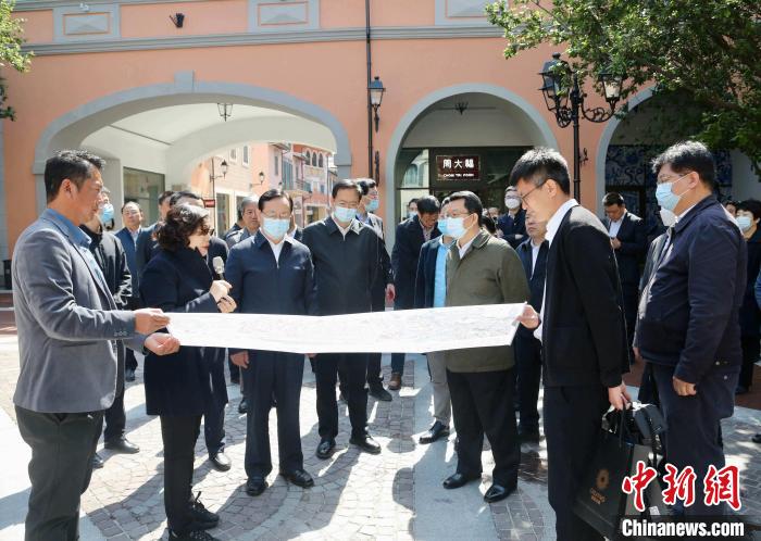 致公黨中央主席蔣作君近日率調(diào)研組赴天津開(kāi)展重點(diǎn)考察調(diào)研。圖為在佛羅倫薩小鎮(zhèn)調(diào)研。　劉俊蒼 攝